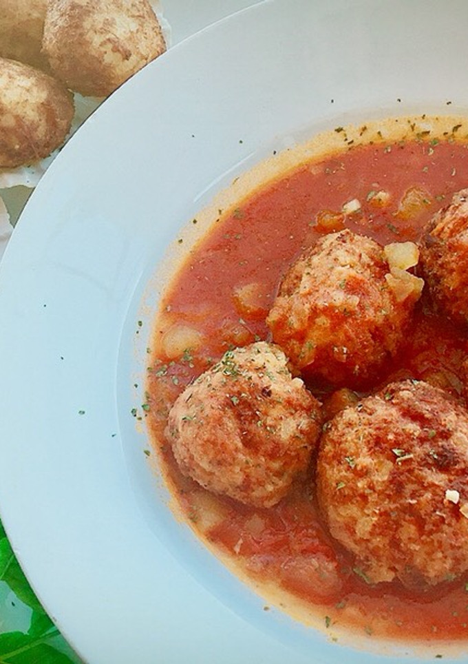 Una foto de Albóndigas de arroz, merluza y gambón (opción con o sin salsa)