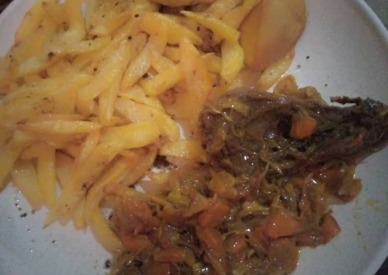 Chips with cabbage and carrots sauce and fried chicken