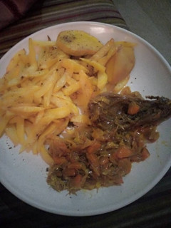 A picture of Chips with cabbage and carrots sauce and fried chicken.