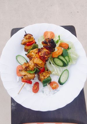 Hình của món Chicken Kebab (Gà xiên nướng than)+ Yoghurt Sauce.