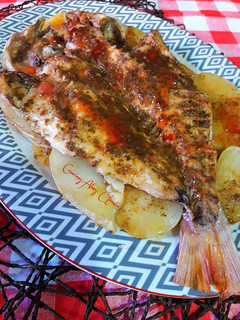 Una foto de Besugo al horno con pasta de curry panang y patatas horneadas