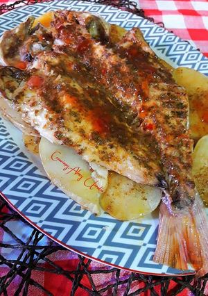 Una foto de Besugo al horno con pasta de curry panang y patatas horneadas