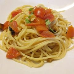 A picture of Spaghetti with aubergine and fresh tomatoes.