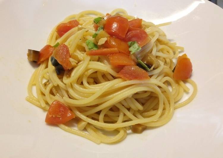 Simple Way to Make Favorite Spaghetti with aubergine and fresh tomatoes