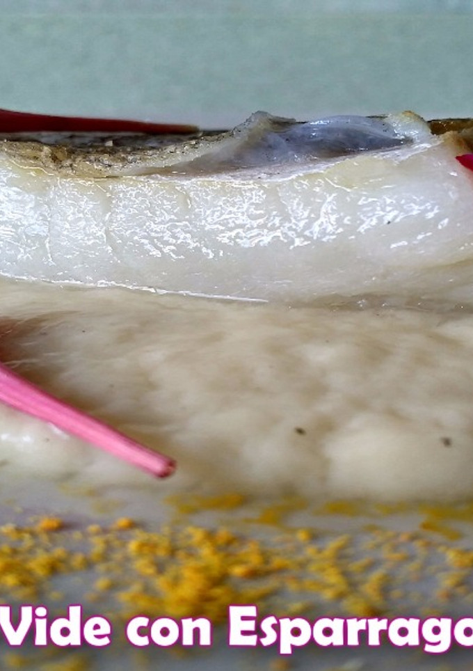 Una foto de Bacalao Sous Vide con Esparragos y Zanahorias