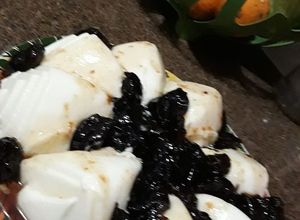 Foto de Manjar Branco com calda de Ameixas