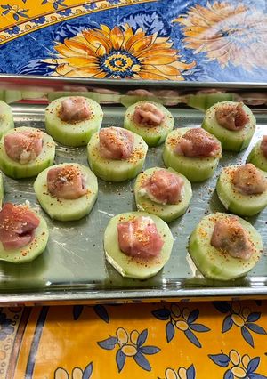 Une photo de Bouchées apéritives de concombre au jambon cru et roquefort