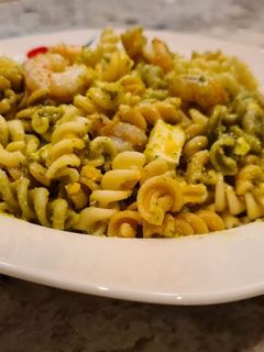 Una foto de Ensalada de pasta y gambas al pesto