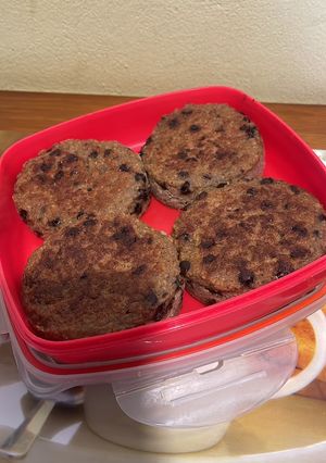 Una foto de Tortitas de banana, avena y chispas de chocolate 🍫
