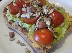 Una foto de Tostada de palta y hummus súper proteicas