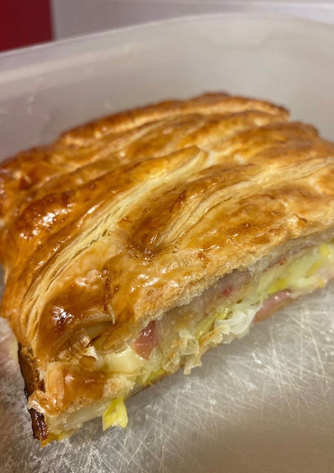 Una foto de Hojaldre de jamón dulce, queso y puerro