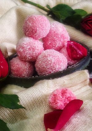 A picture of Rose coconut Ladddooo.