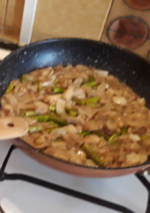 Una foto de Aprovechamiento, de trigueros, setas, cebolla tierna y ajo