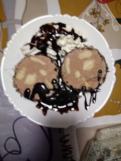 Una foto de Rulo helado de nesquik relleno de galletas oreo de vainilla