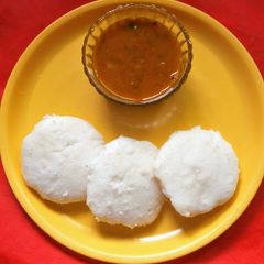 A picture of Idli Sambhar.