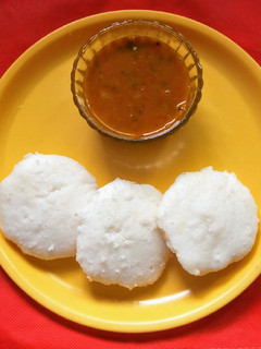 A picture of Idli Sambhar.