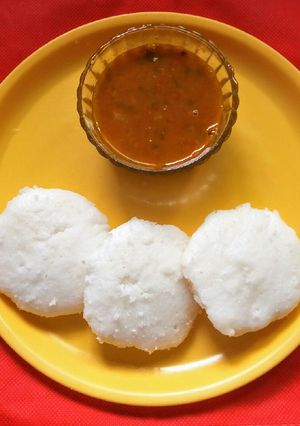 A picture of Idli Sambhar.