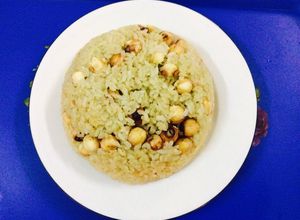 Hình của món Xôi hạt sen tươi với lá dứa.