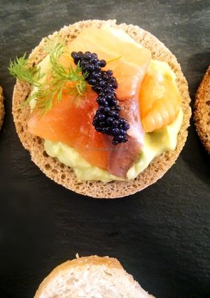 Foto di Crostini di segale con avocado e salmone affumicato