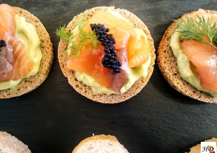 Crostini di segale con avocado e salmone affumicato