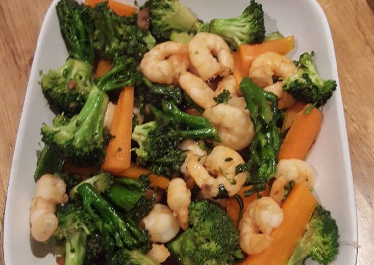 Stir fry broccoli and prawns