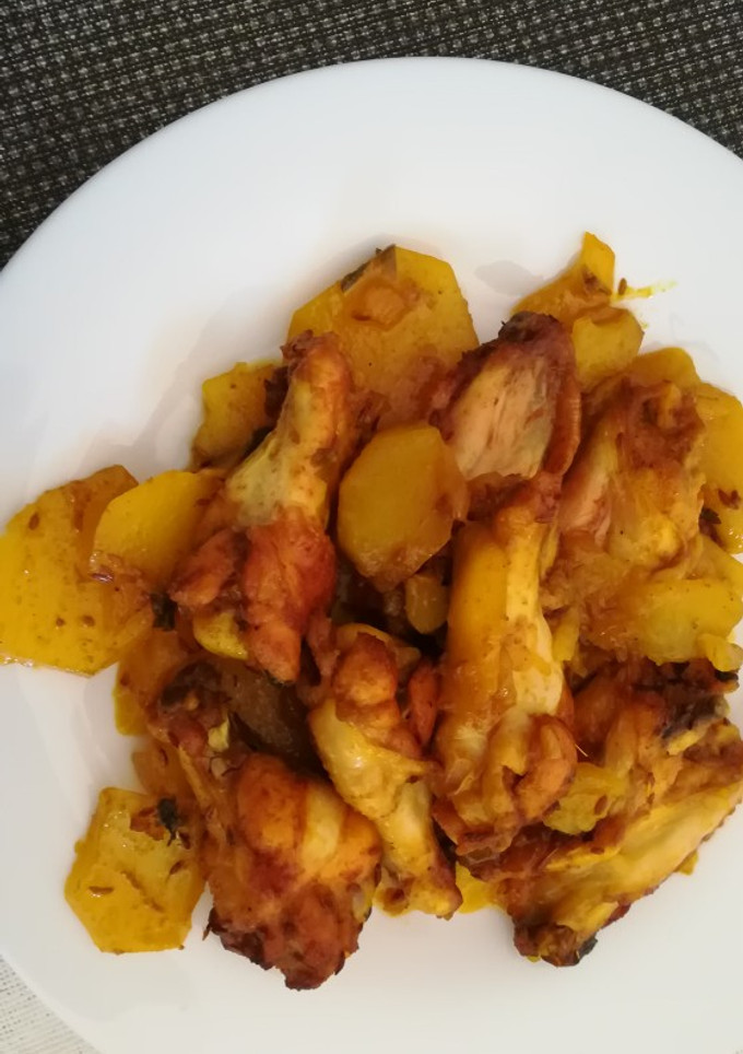 Una foto de Alitas de pollo al horno con patatas