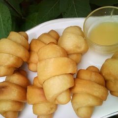 A picture of Doughnut in croissant shape.
