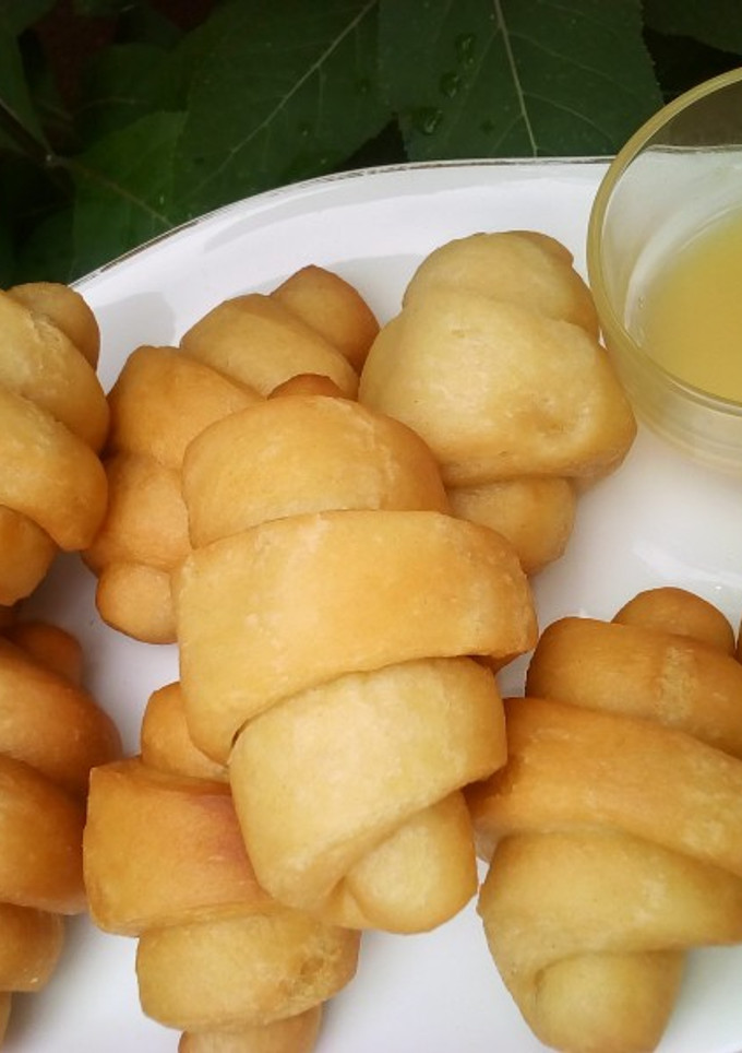 A picture of Doughnut in croissant shape.