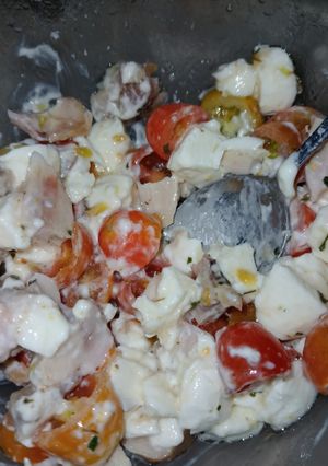 Una foto de Ensalada de pollo, mozzarella, Chery's