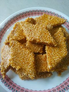 तिळाची कुरकुरीत चिक्की (tilachi chikki recipe in marathi) रेसिपी चे मुख्य फोटो
