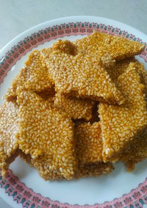 तिळाची कुरकुरीत चिक्की (tilachi chikki recipe in marathi) रेसिपी चे मुख्य फोटो 