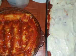 Una foto de Canelones de carne con salsa roja y blanca