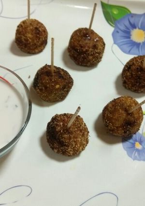 A picture of Potato lollilop with dip sauce.