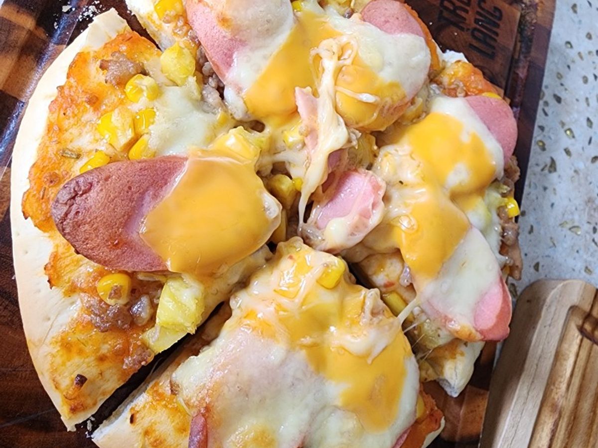 Pizza thịt băm xúc xích ngô ngọt