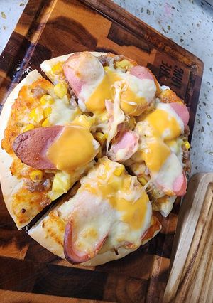 Hình của món Pizza thịt băm xúc xích ngô ngọt.