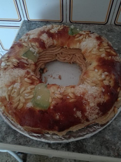 Una foto de Roscón relleno de crema de turrón