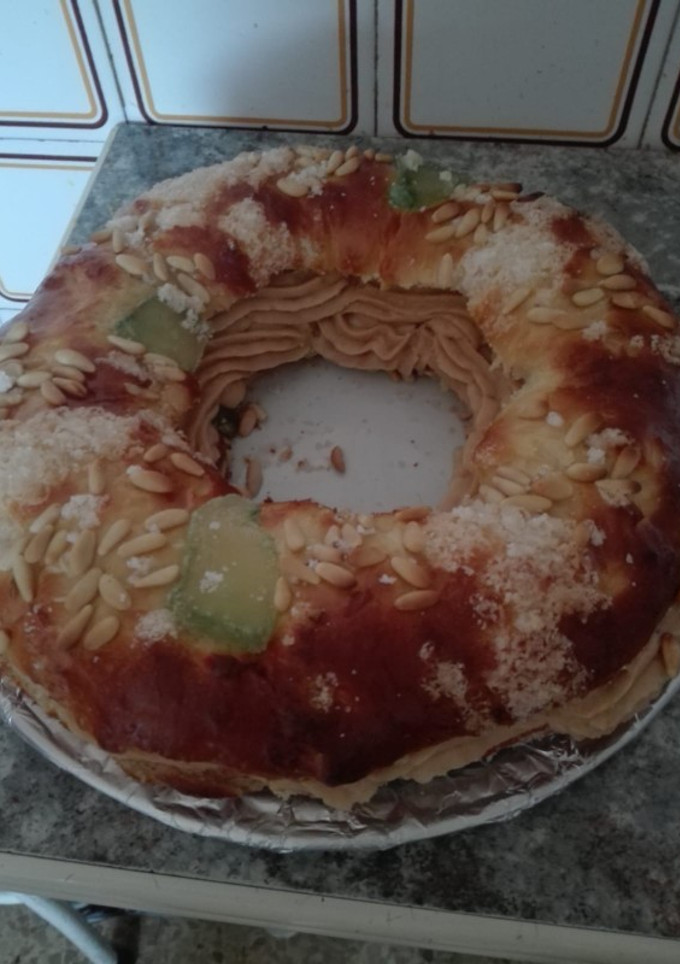 Una foto de Roscón relleno de crema de turrón