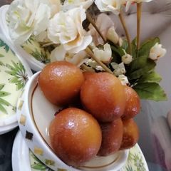 A picture of Gulab jamun.