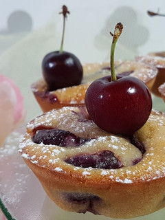 Una foto de Clafoutis de cerezas en pastelillos individuales!!!