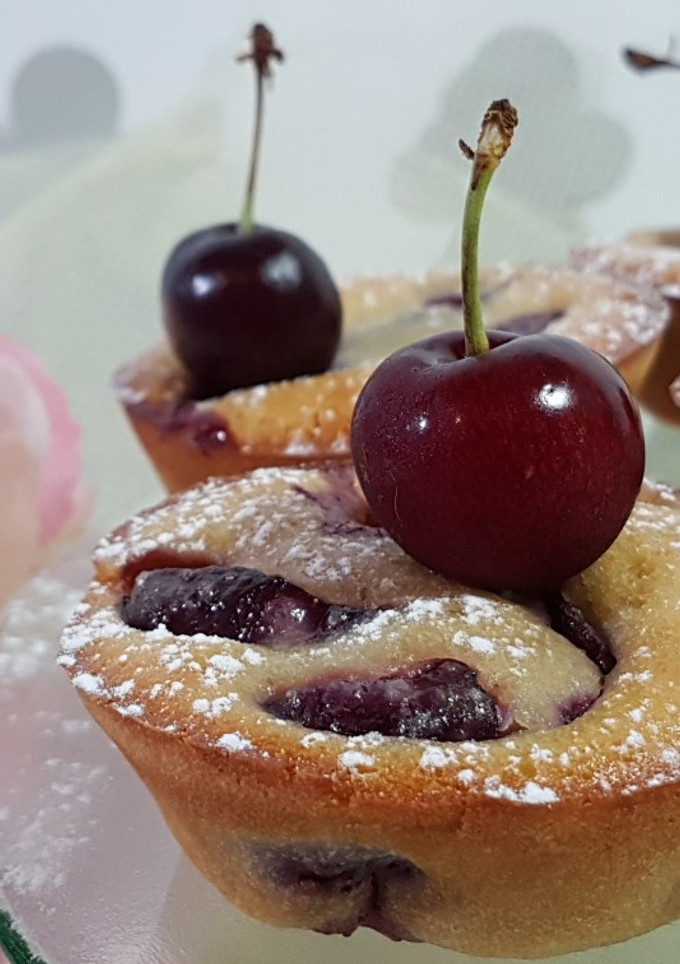 Una foto de Clafoutis de cerezas en pastelillos individuales!!!