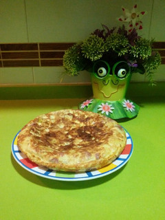 Una foto de Tortilla de patatas, salchichas y puerro con thermomix