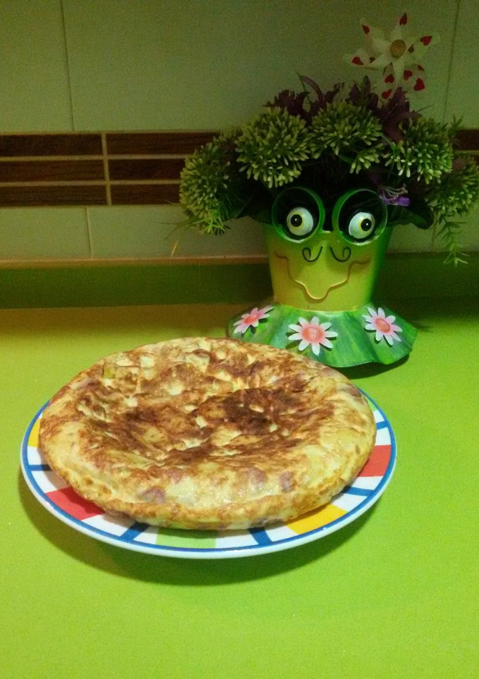 Una foto de Tortilla de patatas, salchichas y puerro con thermomix