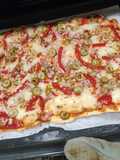 Pizza casera de atún, pimiento y olivas