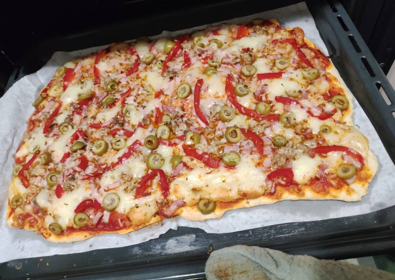 Pizza casera de atún, pimiento y olivas