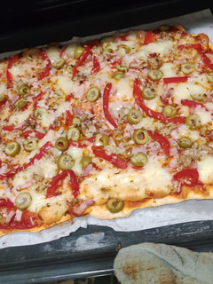 Una foto de Pizza casera de atún, pimiento y olivas