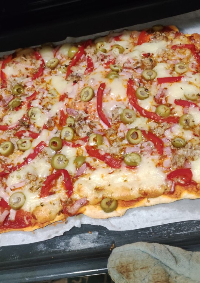 Una foto de Pizza casera de atún, pimiento y olivas
