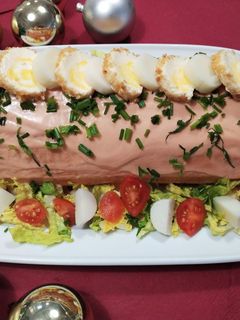 Una foto de Pionono con pollo y rollitos de queso con piña y almendras