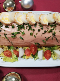 Una foto de Pionono con pollo y rollitos de queso con piña y almendras