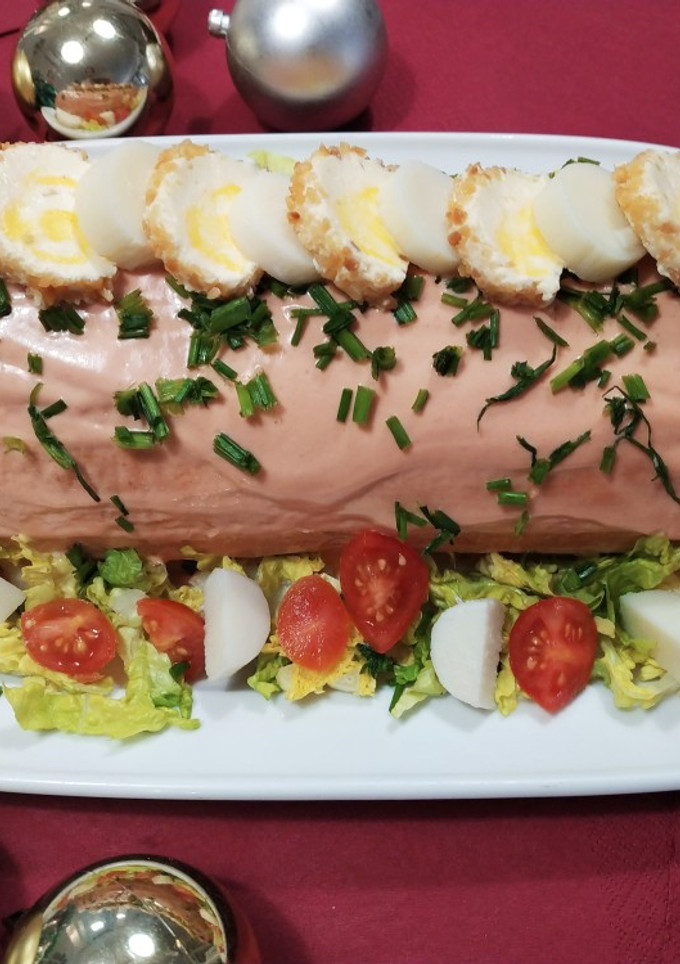 Una foto de Pionono con pollo y rollitos de queso con piña y almendras