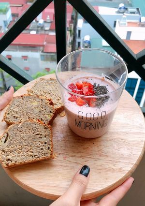 Hình của món Bánh chuối yến mạch + smoothies dâu.